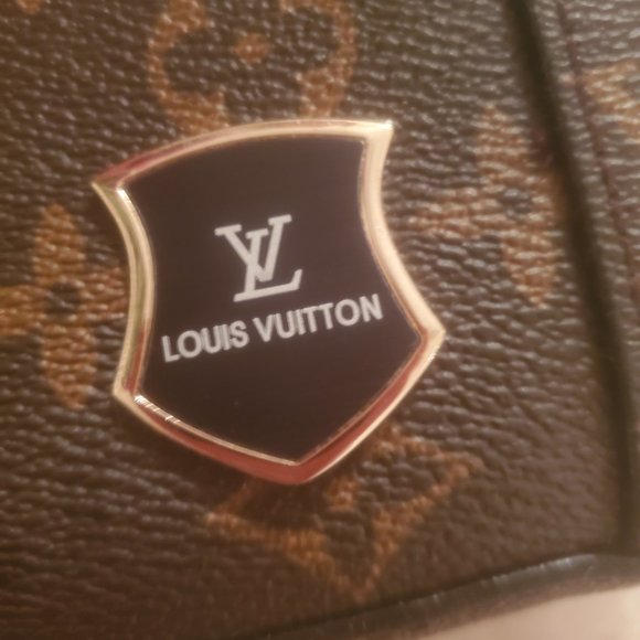 LOUIS VUTTON AUTHENTIC CLUTCH - Picture 2 of 12